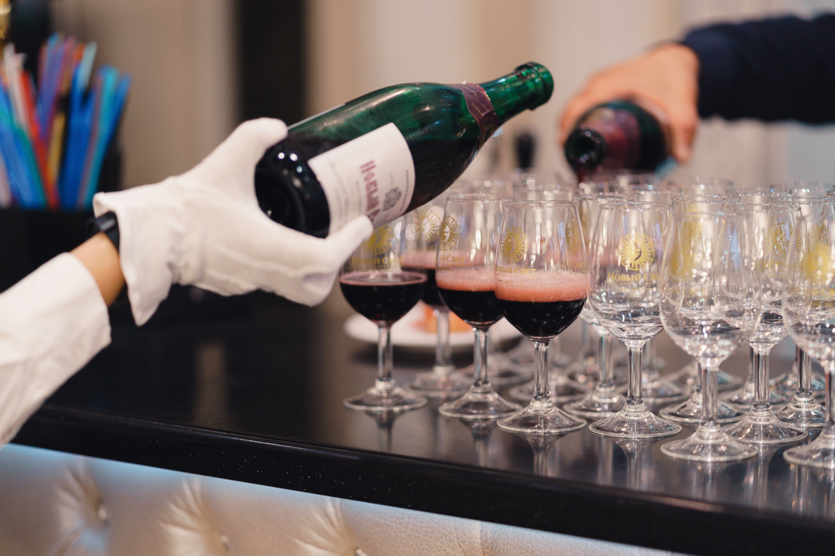 Вино новый год. Кейтеринг с шампанским. Северная Венеция завод шампанских вин. Пластиковые крышки для шампанского и вина.